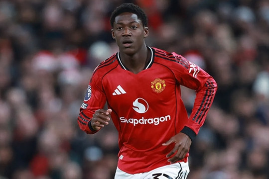 Manchester United 1-2 Leeds United: Hệ thống của Michael Carrick vỡ vụn khi thiếu Mainoo