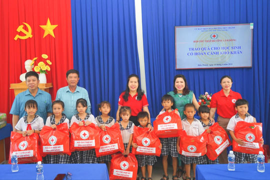 Trao 1.000 suất quà cho học sinh khó khăn vùng ven biển Lâm Đồng