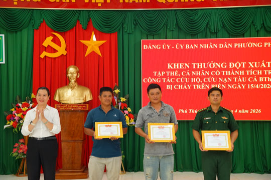 Khen thưởng đột xuất tập thể, cá nhân hỗ trợ tàu cá cháy trên biển Lâm Đồng