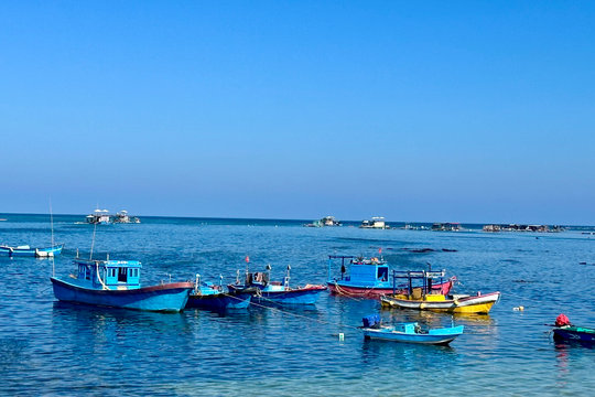 Khách du lịch “mê” hải sản Phú Quý