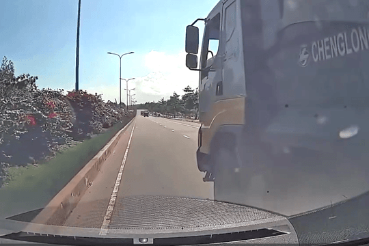 Xác minh clip xe ben tạt đầu, ép xe du khách trên đường Võ Nguyên Giáp