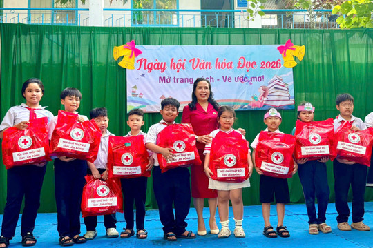 Trao 110 suất quà cho học sinh khó khăn tại phường Phan Thiết