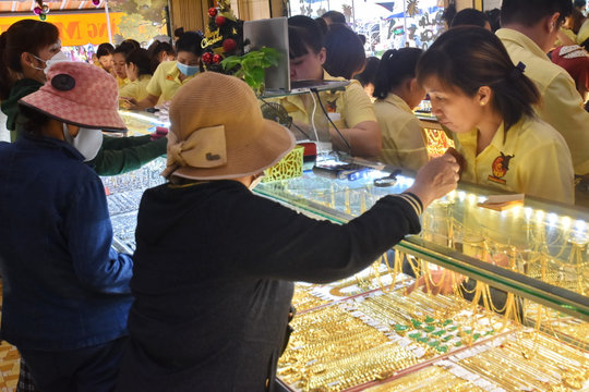 Cập nhật giá vàng hôm nay trưa 19/4/2026: Giá vàng SJC, vàng nhẫn BTMC Mi Hồng Phú Quý và vàng thế giới
