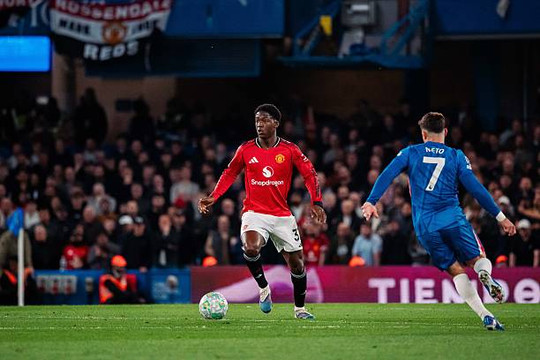 Kobbie Mainoo tỏa sáng giúp Manchester United hạ gục Chelsea tại Stamford Bridge