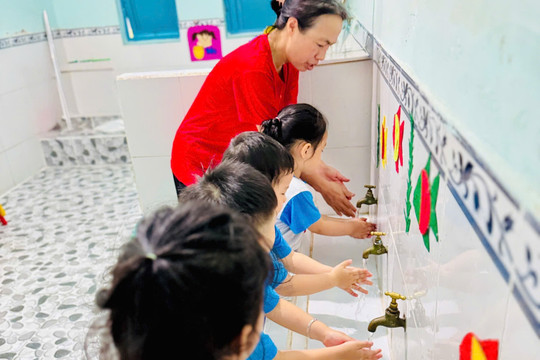 Dựng “lá chắn” tay chân miệng trong trường mầm non