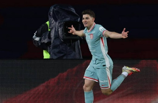 Arsenal đối đầu Barca vụ Julian Alvarez, MU chi đậm cho 'thần đồng' Bournemouth