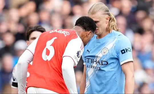 Arsenal thua Man City 1-2: Sai lầm của Gabriel khiến cuộc đua vô địch đảo chiều