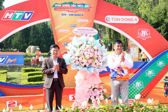 Trao giải chặng 16 Cuộc đua xe đạp toàn quốc Cúp Thành phố Hồ Chí Minh lần thứ 38