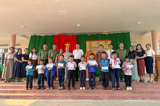 Tặng máy lọc nước và học bổng cho học sinh Lâm Đồng