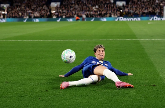 Sir Jim Ratcliffe và nụ cười sau thương vụ bán Alejandro Garnacho sang Chelsea giá 40 triệu bảng