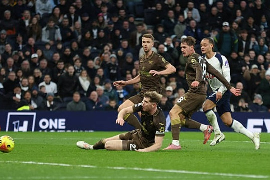 Tottenham đối mặt thảm họa xuống hạng sau nửa thế kỷ tại Ngoại hạng Anh