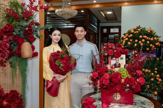 Cầu thủ Văn Thanh tặng thẻ đen cho bạn gái Bích Hạnh trong lễ dạm ngõ tại Nam Định