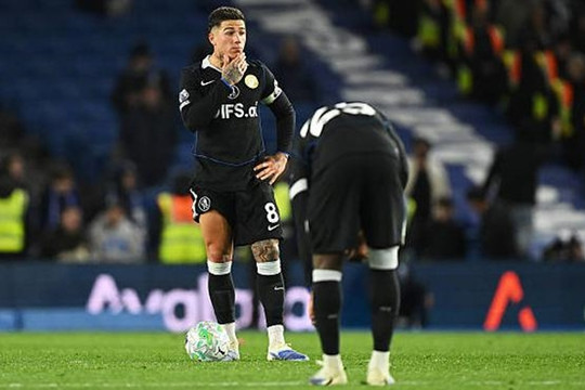 Chelsea rơi vào hỗn loạn: Liam Rosenior mất kiểm soát phòng thay đồ sau trận thua Brighton
