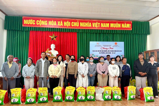 Trao 100 phần quà cho hộ dân khó khăn phường Lang Biang - Đà Lạt