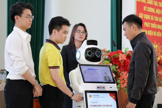 Xã Tân Hà Lâm Hà: Đưa Robot tích hợp AI vào phục vụ trung tâm hành chính công