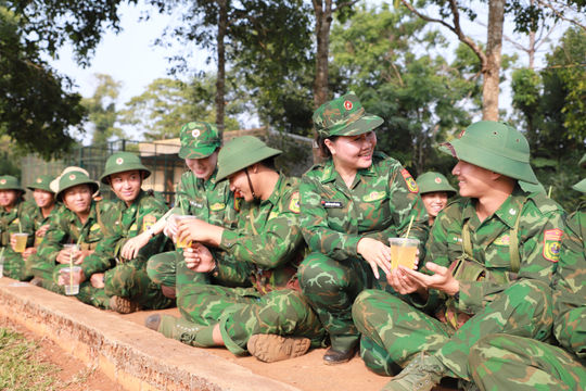 Phụ nữ biên phòng Lâm Đồng động viên chiến sĩ đang huấn luyện ở biên giới
