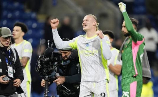 Erling Haaland giúp Man City chiếm ngôi đầu và tiễn Burnley xuống hạng