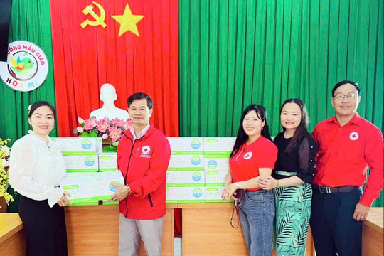 Tặng 70 thùng sữa và 2 suất học bổng cho học sinh tại xã Đức Trọng