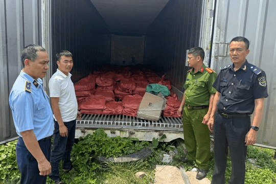 Công an tỉnh Quảng Ninh thu giữ gần 26 tấn thực phẩm bẩn bốc mùi hôi thối