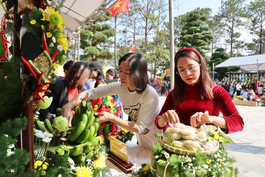 Lam Dong Hosts Offering Tray and Floral Arrangement Contest for Hung Kings Commemoration