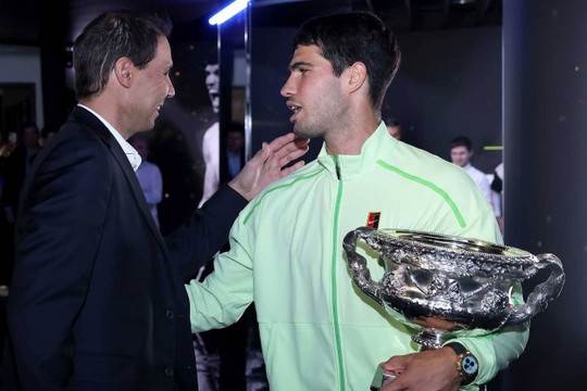 Carlos Alcaraz rút lui khỏi Roland Garros 2026: Cú sốc lớn và phản ứng từ Nadal, Sinner