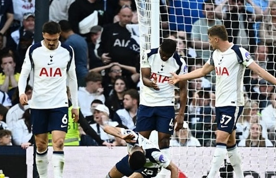 Nottingham Forest vùi dập Sunderland 5-0: Cánh cửa trụ hạng mở toang, Tottenham rơi vào khủng hoảng