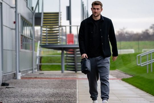 Manchester United đối mặt rủi ro lớn từ cặp trung vệ De Ligt và Martinez