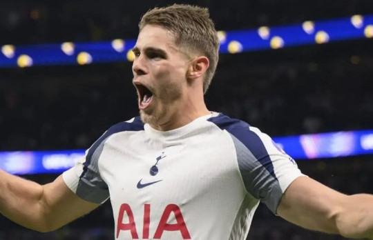 Tin chuyển nhượng 25/4: Van de Ven rời Tottenham, Man City chi 100 triệu bảng