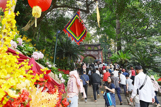 Dòng người thành kính hướng lên núi Nghĩa Lĩnh trước ngày Giỗ Tổ Hùng Vương