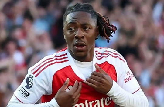 Eberechi Eze tỏa sáng giúp Arsenal đánh bại Newcastle và đòi lại ngôi đầu bảng