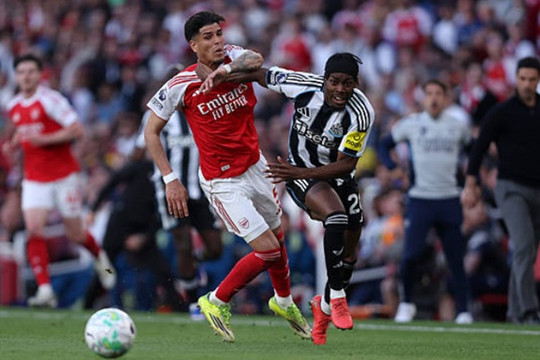 Chấm điểm Arsenal thắng Newcastle: Hincapie rực sáng, hàng công trả giá đắt