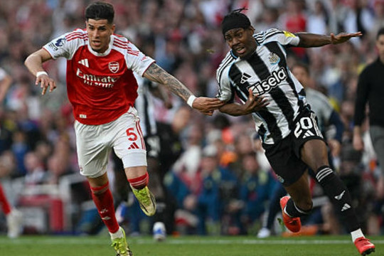 Arsenal thắng kịch tính Newcastle 1-0: Piero Hincapie và bản lĩnh của nhà vô địch