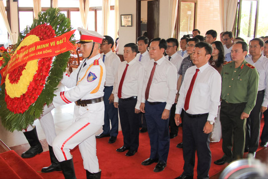 Lãnh đạo tỉnh Lâm Đồng dâng hương tưởng nhớ Chủ tịch Hồ Chí Minh