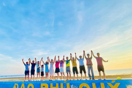 Tourist arrivals to Phu Quy Island rise sharply during the Hung Kings Commemoration Day holiday.