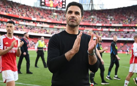 Sức mạnh từ chiếc áo bó của Mikel Arteta đưa Arsenal tới ngôi vương
