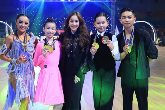 Con trai Khánh Thi - Phan Hiển gây sốt với thần thái dancesport chuyên nghiệp