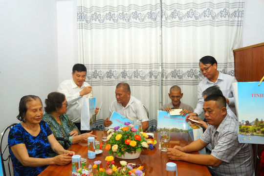 Lãnh đạo tỉnh Lâm Đồng thăm, tặng quà người có công tại Trung tâm Bảo trợ xã hội Bình Thuận