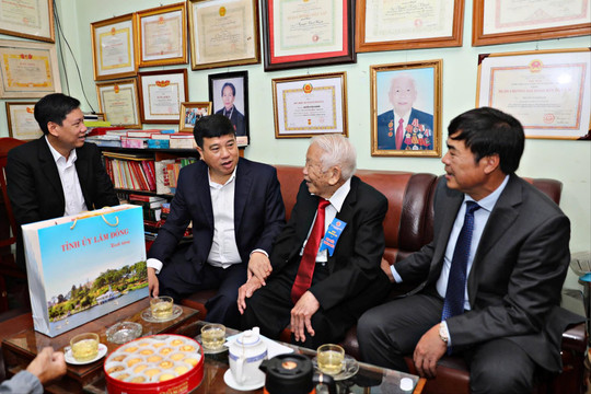 Bí thư Tỉnh ủy Lâm Đồng Y Thanh Hà Niê Kđăm thăm, tặng quà gia đình chính sách khu vực Đà Lạt