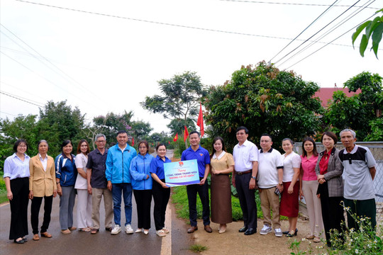Đoàn Thanh niên Các cơ quan Đảng tỉnh trao công trình thanh niên ở Bảo Thuận