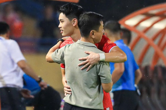 Nguyễn Đình Bắc lập hat-trick, gửi cái ôm tri ân đầy cảm xúc tới HLV Văn Sỹ Sơn