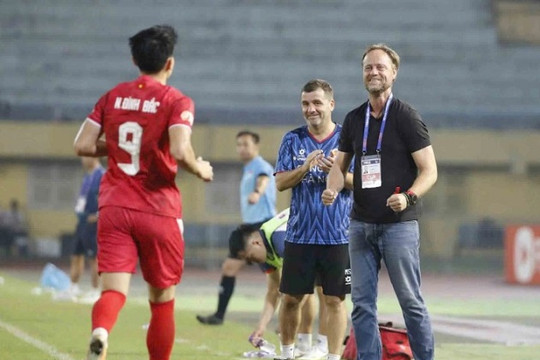 HLV Polking tiến sát ngôi vương V-League sau màn trình diễn rực rỡ của Đình Bắc