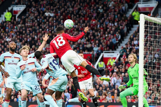Casemiro rực sáng và màn điều chỉnh chiến thuật giúp MU hạ Brentford 2-1