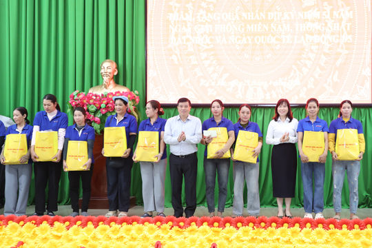 Bí thư Tỉnh ủy Lâm Đồng Y Thanh Hà Niê Kđăm thăm, tặng quà cho người lao động xã Cư Jút