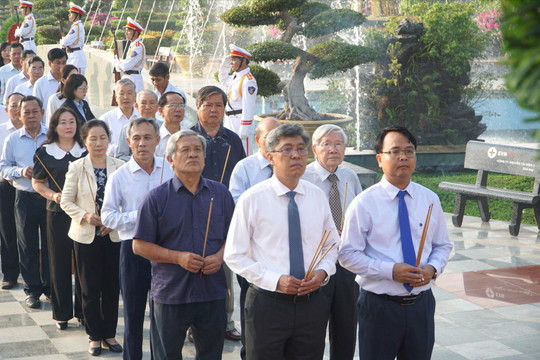 Lãnh đạo tỉnh Lâm Đồng viếng các Anh hùng liệt sĩ và dâng hương Chủ tịch Hồ Chí Minh