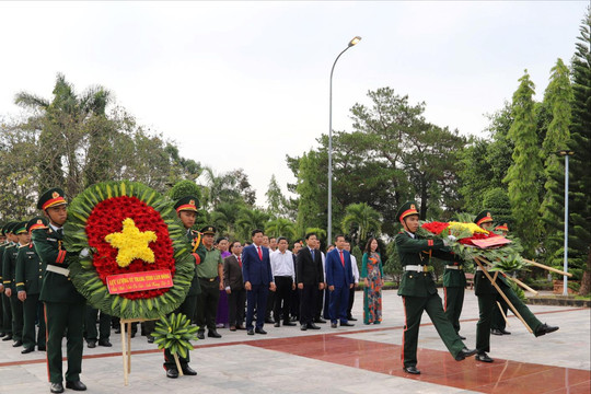 Lãnh đạo tỉnh Lâm Đồng viếng Anh hùng liệt sĩ tại Nghĩa trang Liệt sĩ Đắk Nông