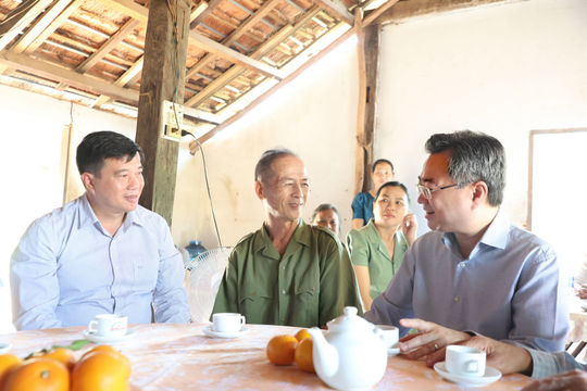 Đồng chí Nguyễn Thanh Nghị thăm, tặng quà gia đình chính sách tại Lâm Đồng
