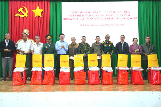 Chủ tịch UBND tỉnh Lâm Đồng Hồ Văn Mười thăm, tặng quà gia đình chính sách xã Đinh Trang Thượng
