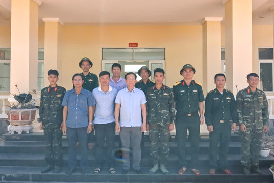 Chủ tịch UBND tỉnh Lâm Đồng Hồ Văn Mười thăm, động viên các đơn vị trên đảo Hòn Cau