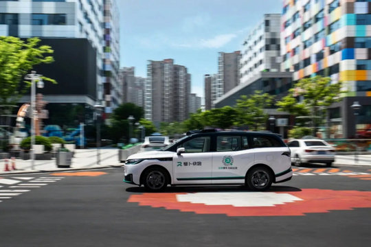 Trung Quốc tạm dừng cấp phép taxi tự lái sau sự cố hàng trăm xe Apollo Go đứng bánh tại Wuhan