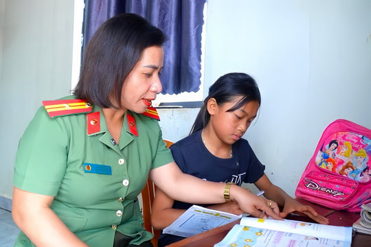 Công an xã giữ nhịp đến trường cho trẻ mồ côi vùng biên giới